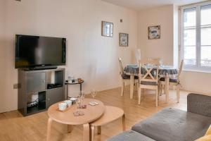 Televízia a/alebo spoločenská miestnosť v ubytovaní 600m plage - Centre ville - appartement pour 4 + 7 fotografií