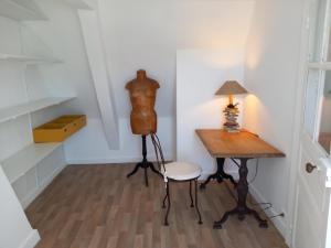 um pequeno quarto com uma mesa e uma cadeira em Gîte "Chez elles" à Arnac-Pompadour em Arnac-Pompadour