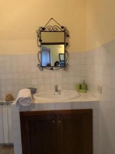 a bathroom with a sink and a mirror at Casa Burraia in Abbadia di Montepulciano
