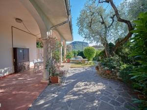 einen Außenblick auf ein Haus mit einer Terrasse in der Unterkunft ApartmentsGarda - Residenza Bouganville in Garda