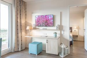 TV a/nebo společenská místnost v ubytování Suite Meerblick, Pool und Sauna