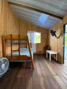 a room with a bunk bed in a cabin at Villa Luz Ovelia in El Valle