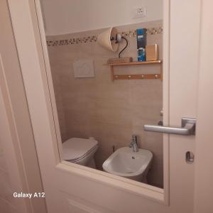 een kleine badkamer met een toilet en een wastafel bij Trieste Mia Rooms in Trieste
