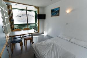 Postel nebo postele na pokoji v ubytování Résidence Azureva Piau Engaly + 37 fotografií
