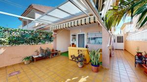 un patio al aire libre con plantas y un techo en Casa Margaritas-A Murcia Holiday Rentals Property, en San Pedro del Pinatar