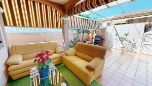 Sala de estar con 2 sofás y mesa en Casa Margaritas-A Murcia Holiday Rentals Property, en San Pedro del Pinatar