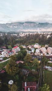 una vista aérea de una ciudad con casas y árboles en Kinti Wasi Casa de Campo, en Los Baños del Inca