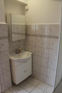 a bathroom with a sink and a mirror at Ferienwohnung Petersen I in Büdelsdorf