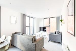 ein Wohnzimmer mit 2 Sofas und einem TV in der Unterkunft Stylish 1 Bedroom Apartment by BOLD Apartments in Liverpool