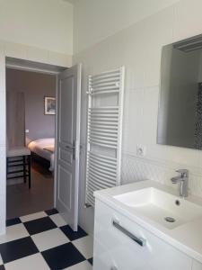 ห้องน้ำของ DOMAINE DES PEYRIES - Chambres et table d'hôtes