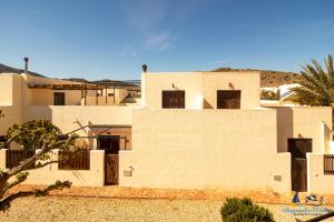 una vista de una casa en el desierto en El Velero Sotillo Cactus Piscina, en San José