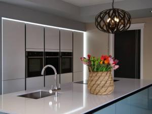 une cuisine avec un évier et un vase de fleurs sur un comptoir dans l'établissement Luxury holiday home sleeps 8-12 W/Hot Tub, à Worcester 67 autres photos