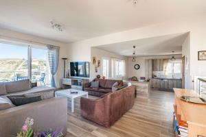 uma sala de estar com um sofá e uma mesa em Cosy, Sea View villa ''Andreas'' close to beach em Ligaria