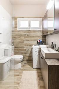 uma casa de banho com um WC e um lavatório em Cosy, Sea View villa ''Andreas'' close to beach em Ligaria