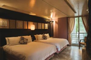 a bedroom with two beds and a window at 山也未央 宜蘭包棟Villa in Yilan City