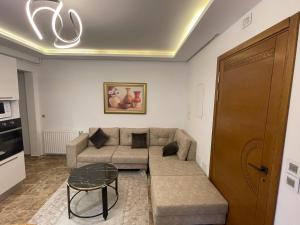 a living room with a couch and a table at Appartement s2 luxe tunis Jardins de Carthage in Tunis