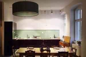 ein Esszimmer mit einem Tisch und einer Küche in der Unterkunft Wil7 Boutique Hotel in Berlin
