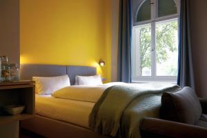 Schlafzimmer mit einem Bett und einem Fenster in der Unterkunft Wil7 Boutique Hotel in Berlin