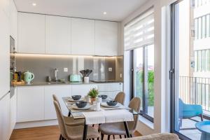 a kitchen and dining room with a table and chairs at Pestana Apartments - Premium in Porto