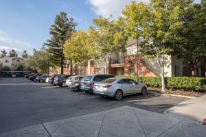 サニーベールにあるSunnyvale 1BR w Gym WD Lounge nr Google SFO-832の駐車場に停車した車列