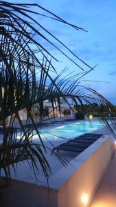 uma vista para uma piscina à noite em Residence Jesolo Lido centro con piscina em Lido di Jesolo