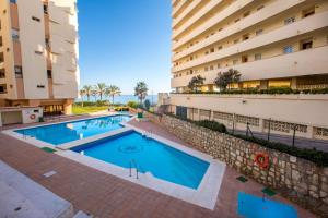 widok na basen w budynku w obiekcie Estudio Apolo Beach I w Marbelli
