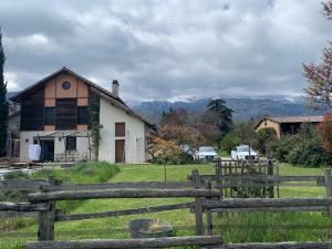 Vif的住宿－La Santon Chambres d'hôtes，房屋前的木栅栏