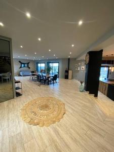 una gran sala de estar con una gran alfombra en el suelo en Villa Giulia en Montjoie-en-Couserans