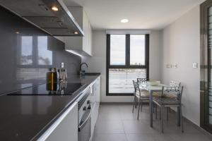 Кухня или мини-кухня в Los Alamos Beach Flat
