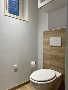 bagno con servizi igienici bianchi in camera di Studio cosy Kaysersberg centre a Kaysersberg