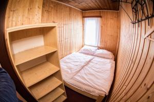Tempat tidur dalam kamar di Chata Severák
