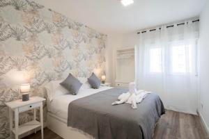 um quarto com uma cama com um pássaro branco em For you Rentals Moderno apartamento cerca ZOO y del Parque de Atracciones CEB76 em Madri
