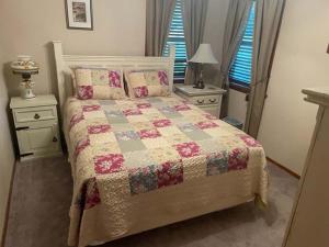 Un pat sau paturi într-o cameră la Lake Texoma lake house