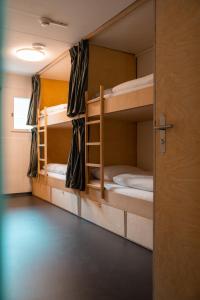 um quarto com 2 beliches e uma porta em Bogentrakt em Chur