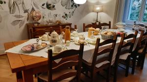 una mesa de comedor con un mantel blanco. en La maison de Lili en Guebwiller