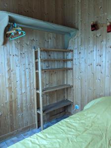 Posteľ alebo postele v izbe v ubytovaní Au petit chalet d'Illiers Combray - Salle d'eau uniquement + 21 fotografií