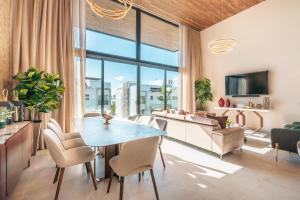 TV a/nebo společenská místnost v ubytování Harmonious Apartment in Loft Cap Cana D4D