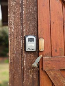 a doorhandle with acomputer on a wooden door at Au petit chalet d'Illiers Combray in Illiers