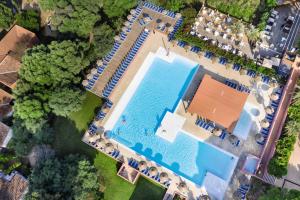 - une vue sur la piscine et ses nombreuses chaises dans l'établissement Belambra Clubs Belgodère - Golfe de Lozari, à Belgodère