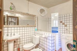Koupelna v ubytování Maison Enchantée + 22 fotografií
