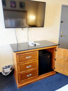 a desk with a television on top of it at Bangor Grande Hotel in Bangor