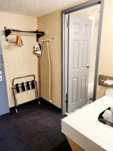 Habitación con baño con ducha y puerta. en Bangor Grande Hotel en Bangor