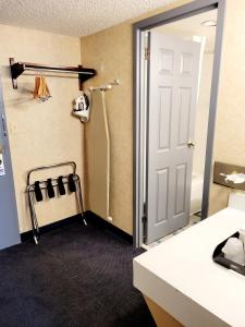 a room with a bathroom with a shower and a door at Bangor Grande Hotel in Bangor