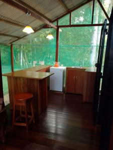 eine Küche mit einer Theke und einem Waschbecken in einem Haus in der Unterkunft Albertico Jungle House in Pucallpa