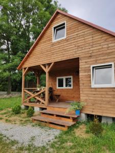Cabaña de madera con porche y terraza en nr.2 - W POLU DOBREJ ENERGII 