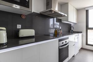 Кухня или мини-кухня в Los Alamos Beach Flat
