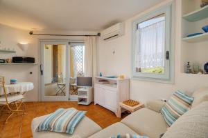 una sala de estar con un sofá y una mesa en Casa Lilly by Wonderful Italy, en Porto Cervo
