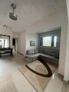 uma sala de estar com um sofá e um piano em Casa na Grande Florianopolis em Palhoça