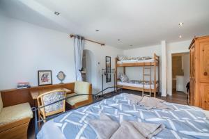 - une chambre avec un lit et des lits superposés dans l'établissement Haus Reimon Apt Reinhard, à San Leonardo in Passiria