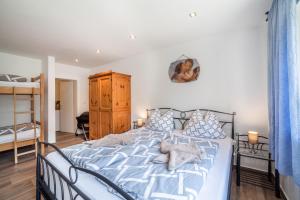 A bed or beds in a room at Haus Reimon Apt Reinhard